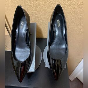 MICHAEL Michael Kors Sara Flex Kitten heel Pump 8.5 in Patent Leather Black NIB